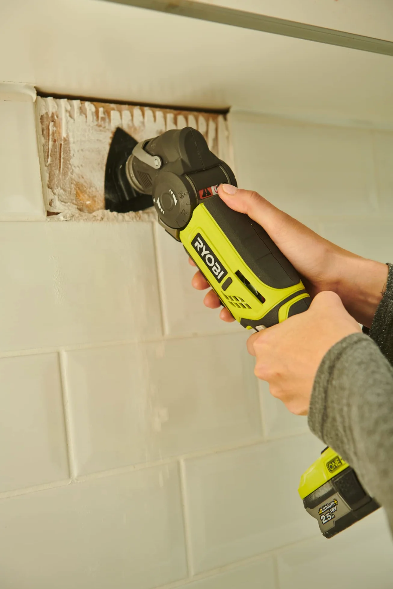 Ryobi - Outil multifonctions 18 V One+ sans batterie ni chargeur 10000-20000 osc/min tête 5 positions - R18MT-0 & Kit Spécial Carrelage 5 Pièces Multitool RAK05MT